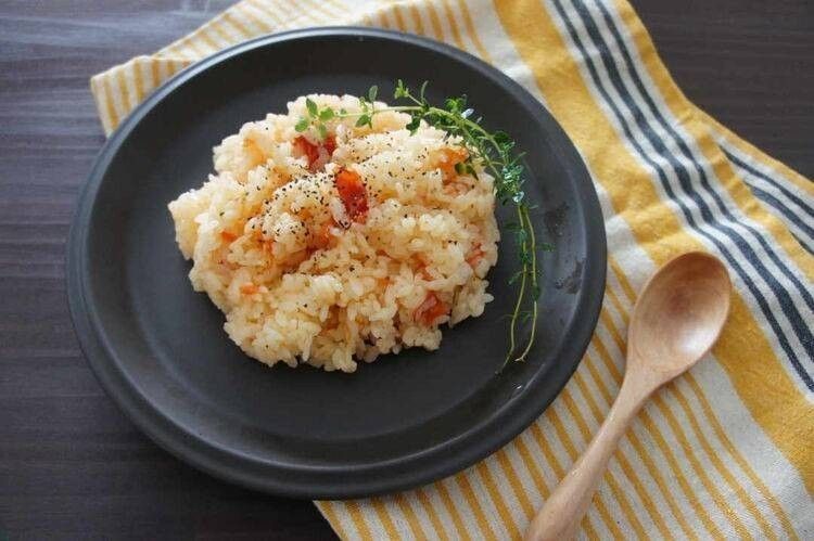 お皿に盛り付けられたトマトごはん