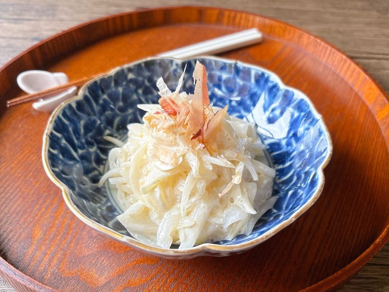 青色の器に盛られた新玉ねぎのマヨネーズポン酢サラダ