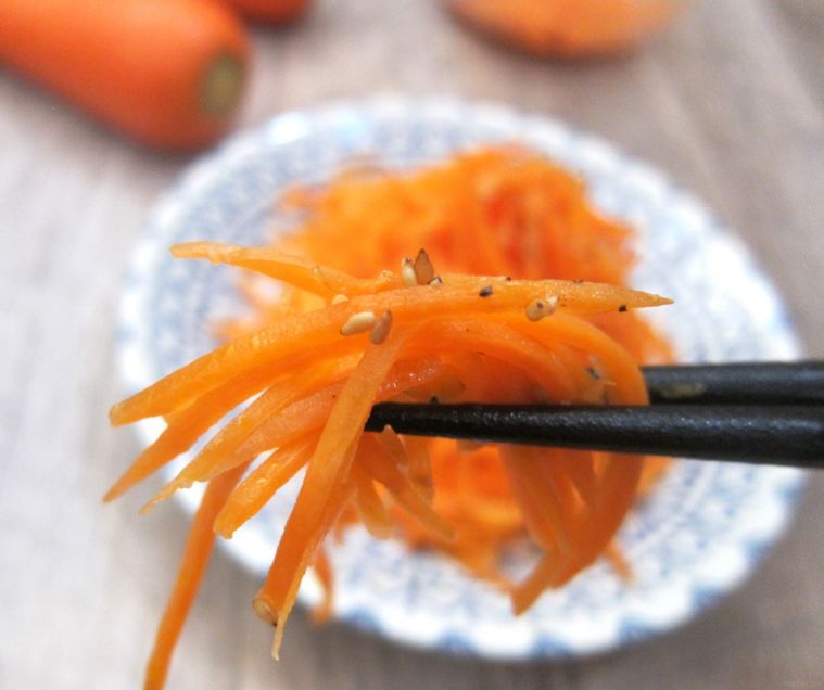 無限にんじんを箸で持ち上げているところ