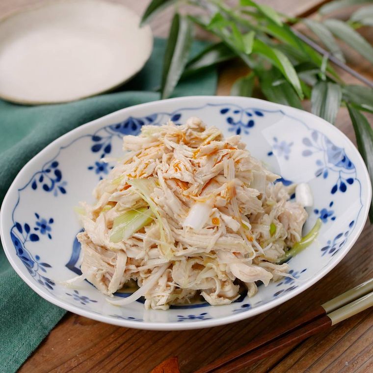 鶏むね肉と長ねぎの旨辛和えが皿に盛り付けられているところ