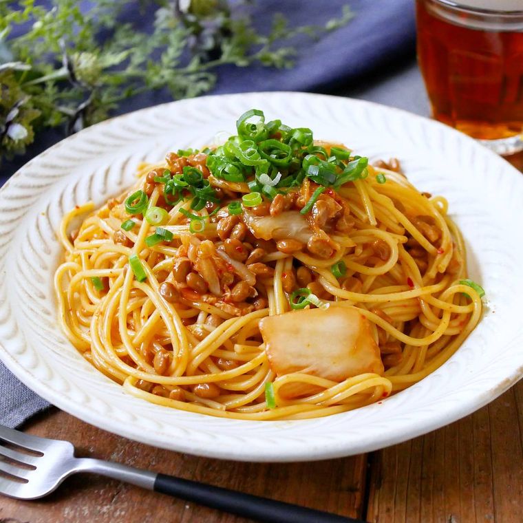 白い皿に盛られている納豆キムチパスタ