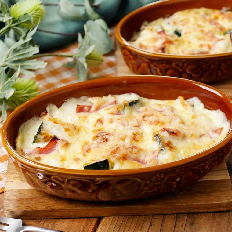 ブラウンのグラタン皿に盛られているかぼちゃのグラタン