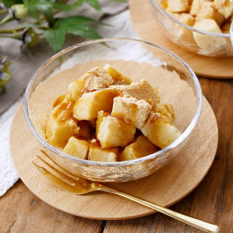 透明の器に盛られているぷるぷる豆乳もち