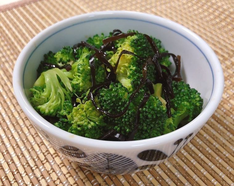 小鉢にブロッコリーの塩こんぶ和えが入っている様子
