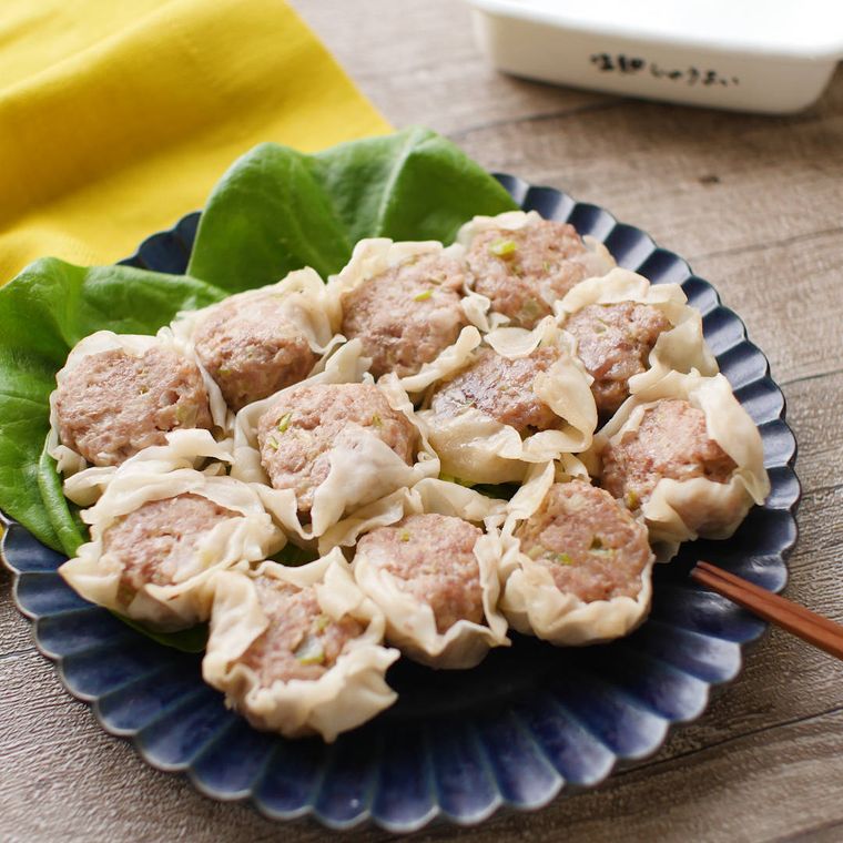 青い花形の皿に盛られている塩麹しゅうまい