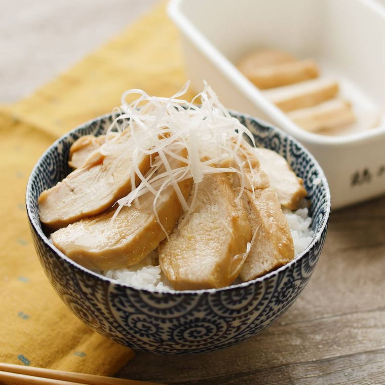 胸肉のしっとり鶏チャーシューが茶碗に入っているところ