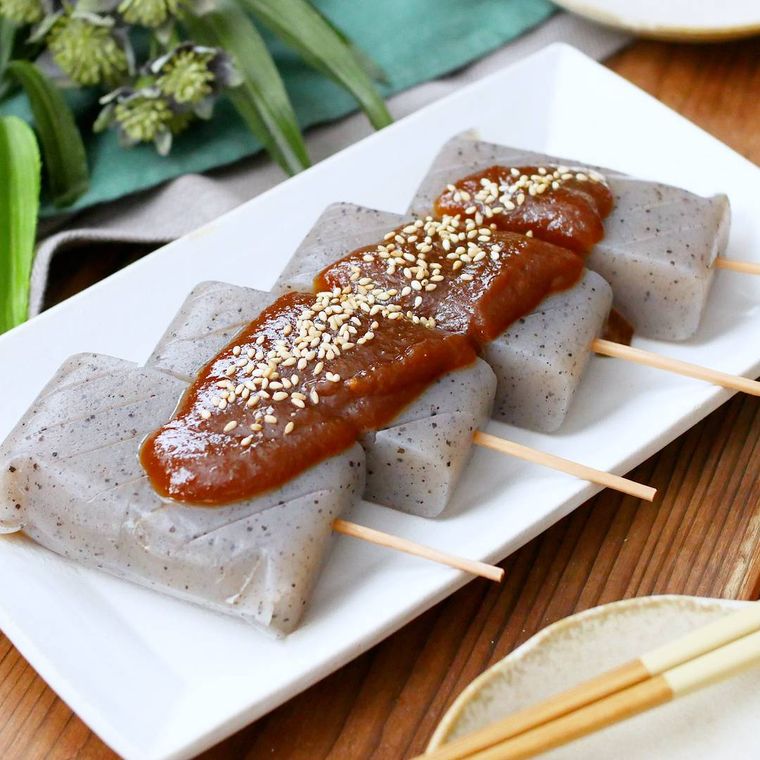 白色の長方形の皿に盛られたこんにゃくの田楽