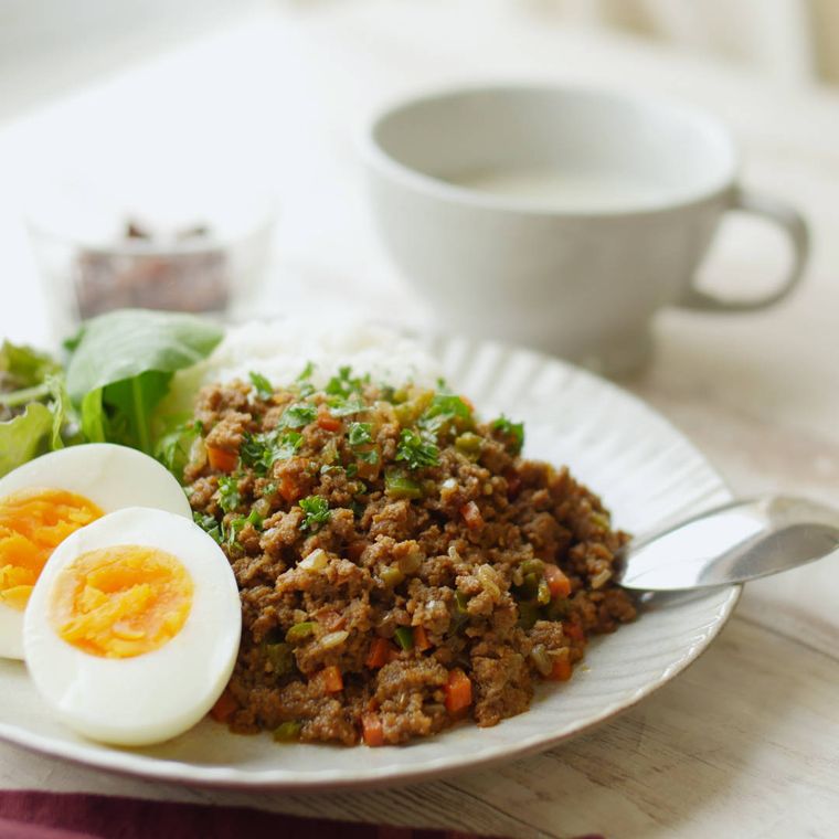 目玉焼きが添えられた野菜たっぷりドライカレー