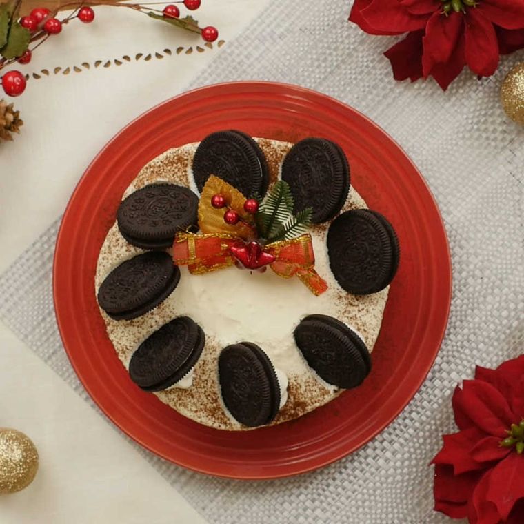 赤いお皿にのせられたオレオのレアチーズケーキ