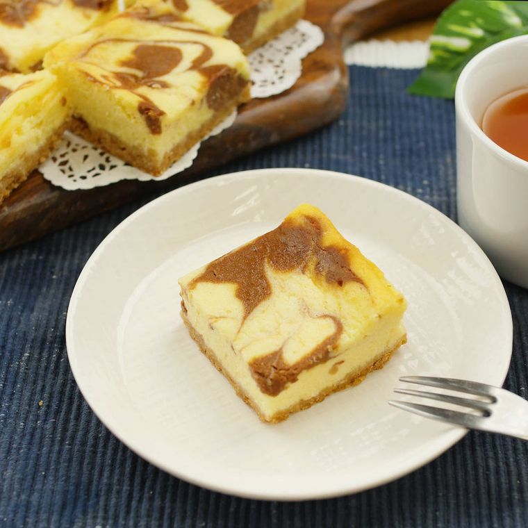 白い丸皿にのせられた濃厚マーブルチョコチーズケーキ