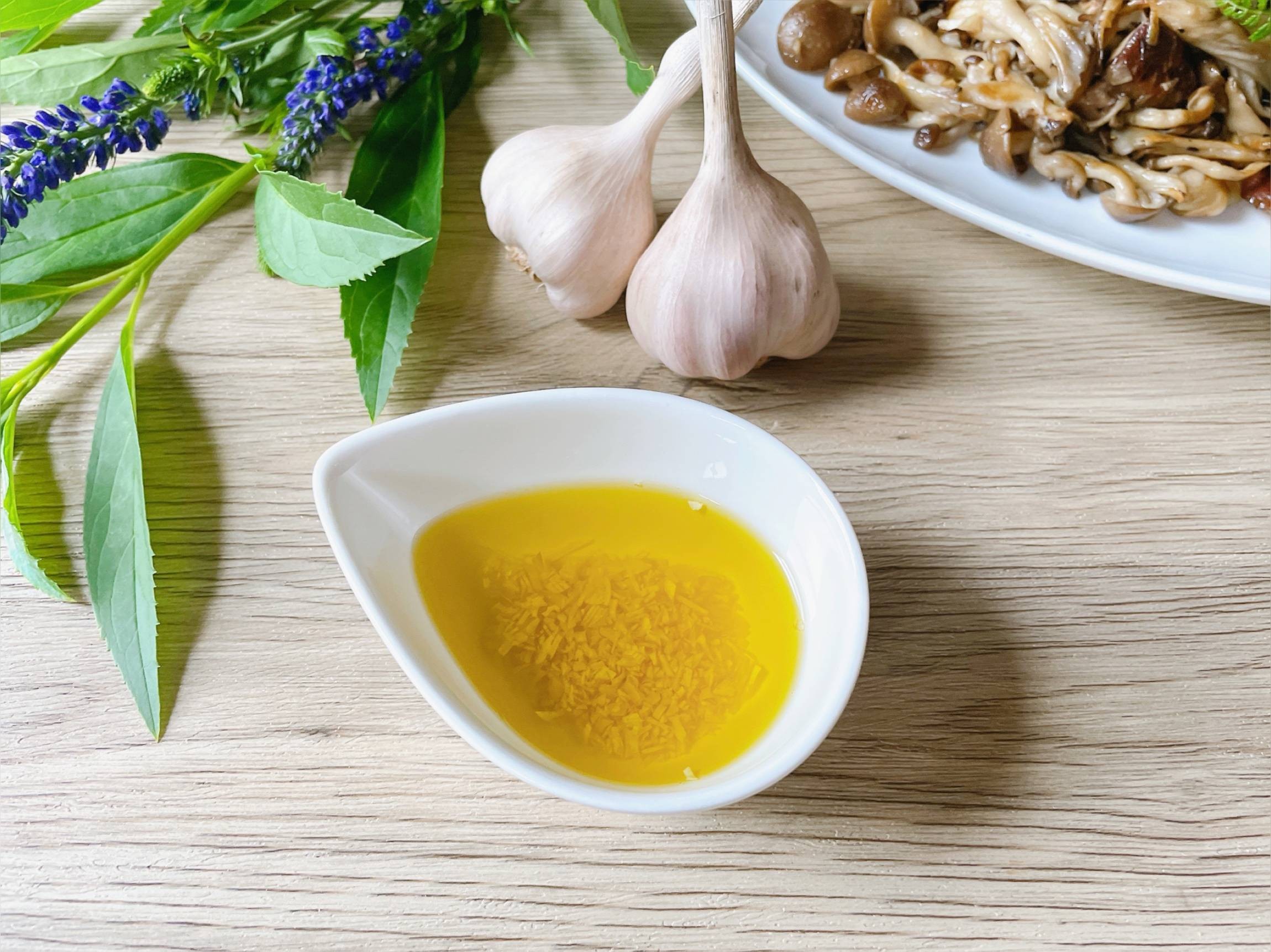 万能調味料♪「ガーリックオイル」の作り方と活用レシピ9選 macaroni