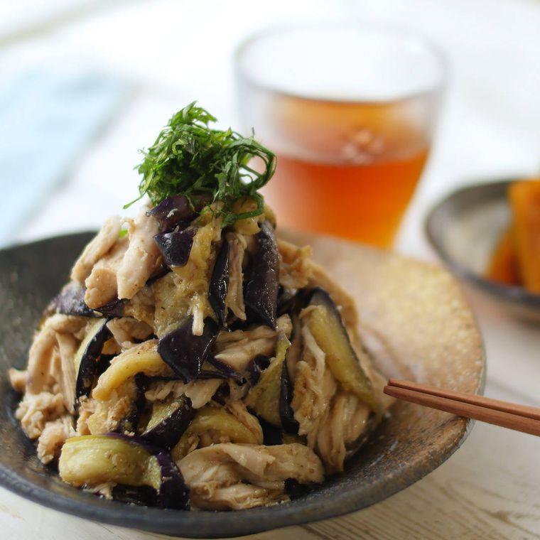 皿に盛り付けられたなすとささみのごまポン酢サラダ