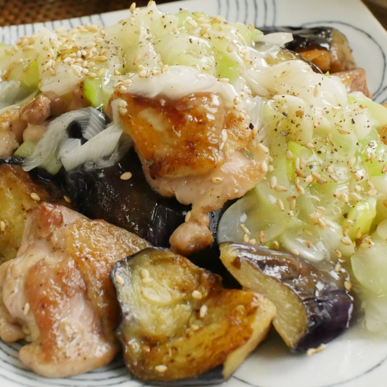 皿に盛り付けられた鶏もも肉となすのねぎ塩あんかけ