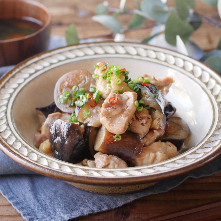 皿に盛り付けられた鶏肉となすのピリ辛南蛮