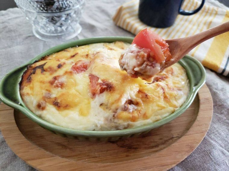 緑のグラタン皿で作ったトマトグラタン