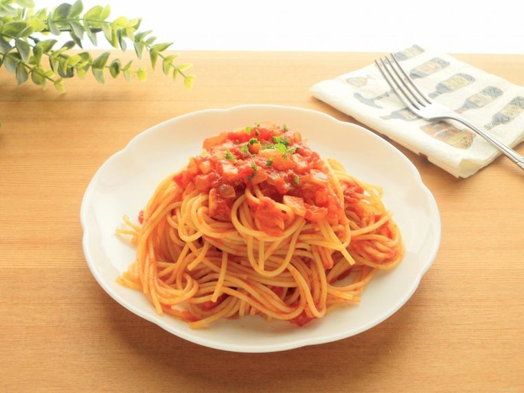 白いプレートに盛り付けたトマトソースパスタ