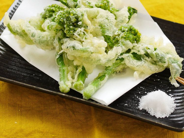 苦味も絶品 サクッと衣の 菜の花の天ぷら Macaroni