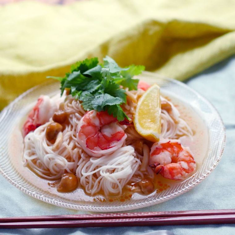 ガラスの器に盛りつけられたトムヤムクンそうめん