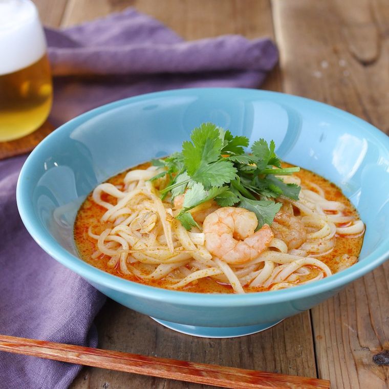 青い器に盛りつけられたトムヤムクンうどん