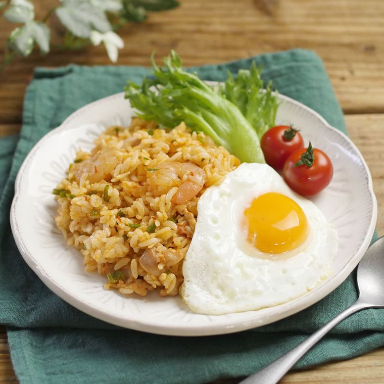 皿に盛り付けられたナシゴレン風混ぜ込みごはん