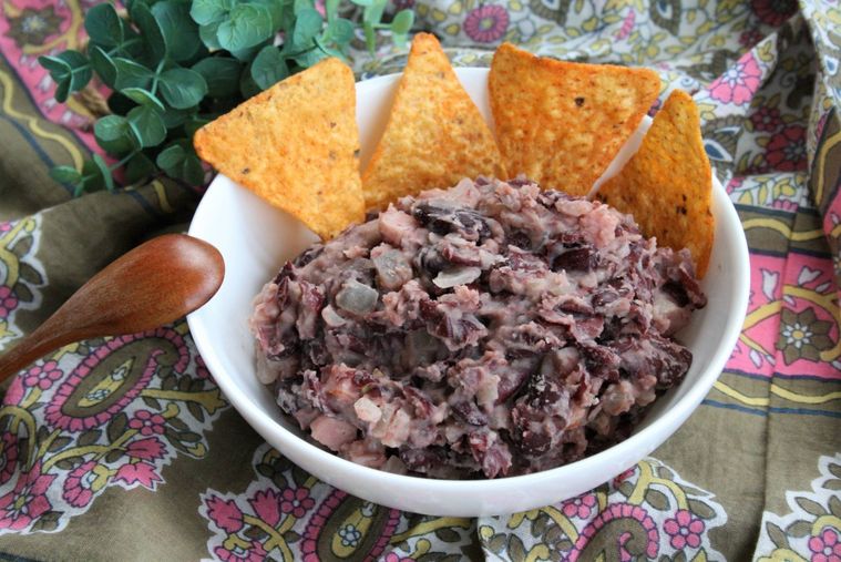 白い器にフリホーレスとトルティーヤチップスが入っている様子