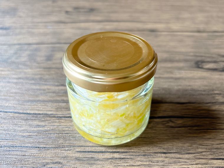 保存瓶に入ったねぎ塩だれ
