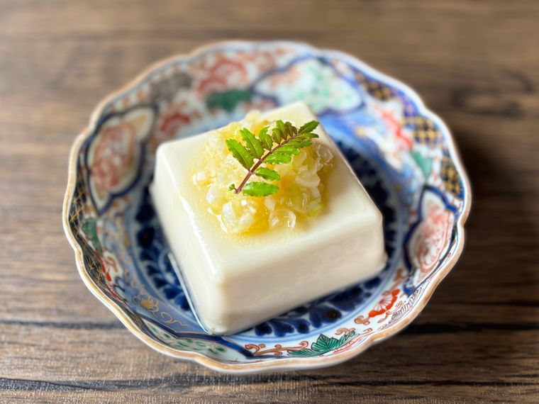 和皿に盛られた冷奴のねぎ塩だれのせ