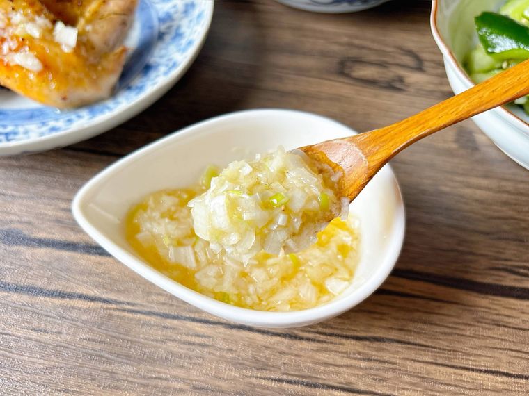 ねぎ塩だれをすくっている様子