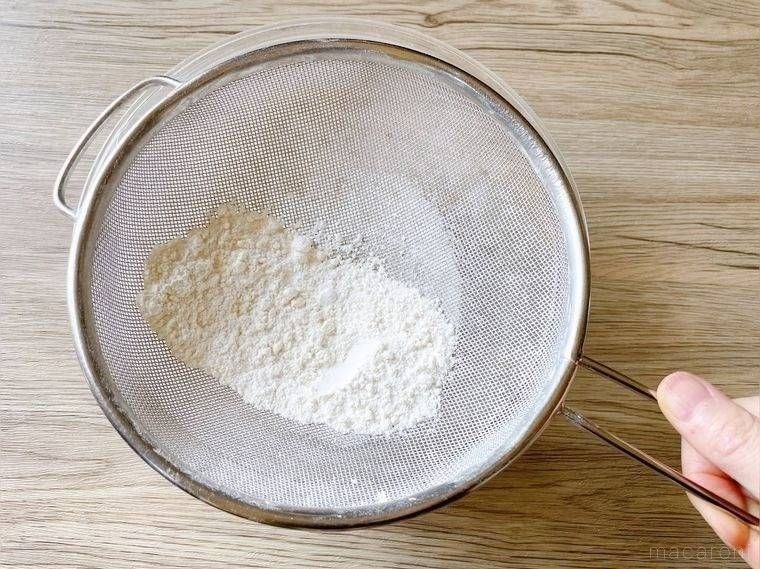 小麦粉をふるう様子