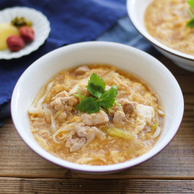 白い皿に入ったかきたま親子うどん