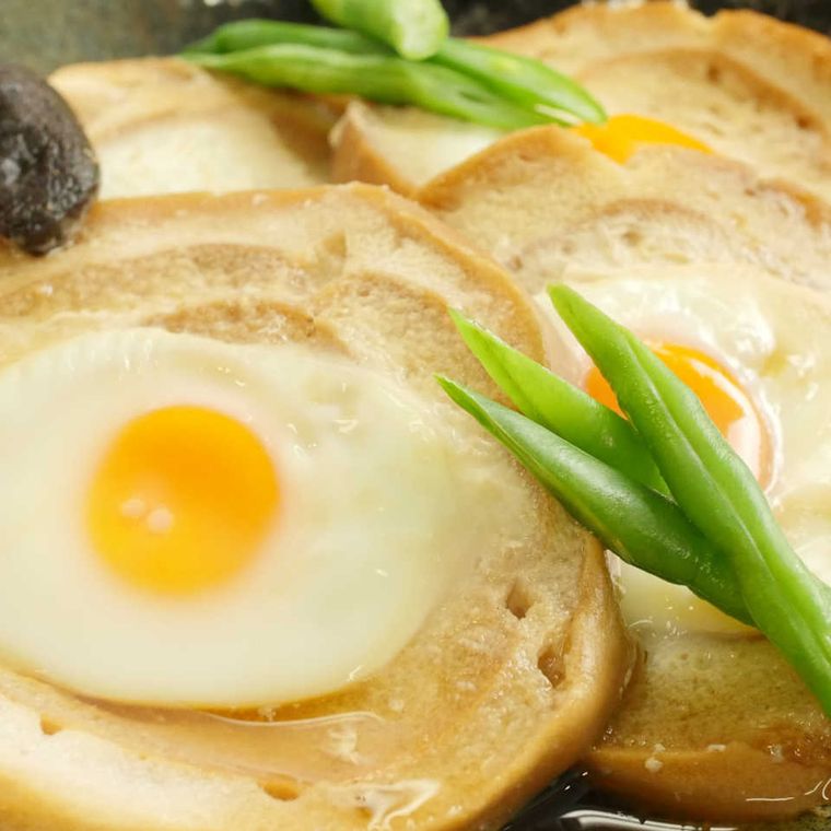 車麩と目玉焼きの巣ごもり煮にさやいんげんが添えられている