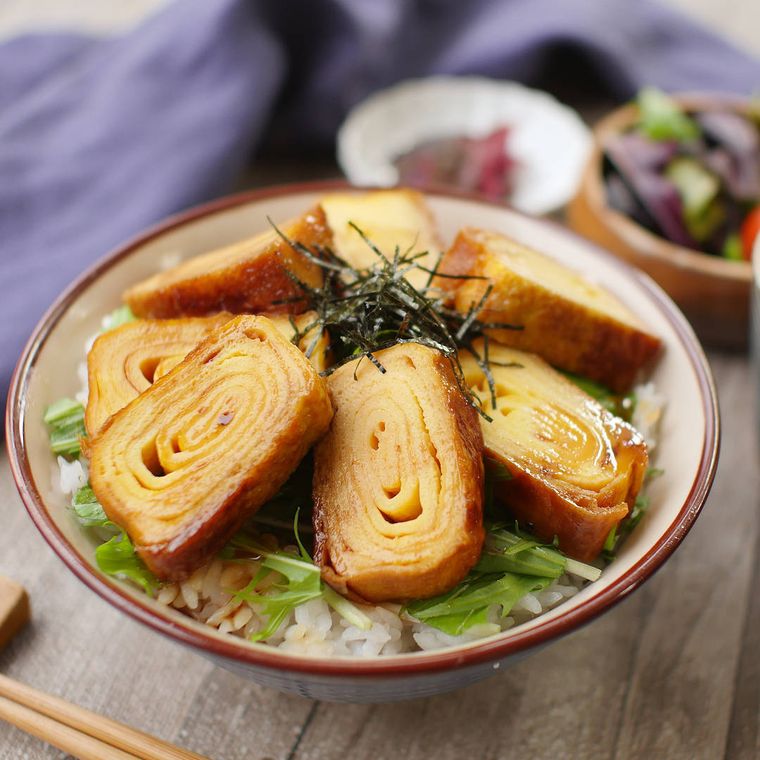 茶碗に盛られた照り焼き風味の卵丼