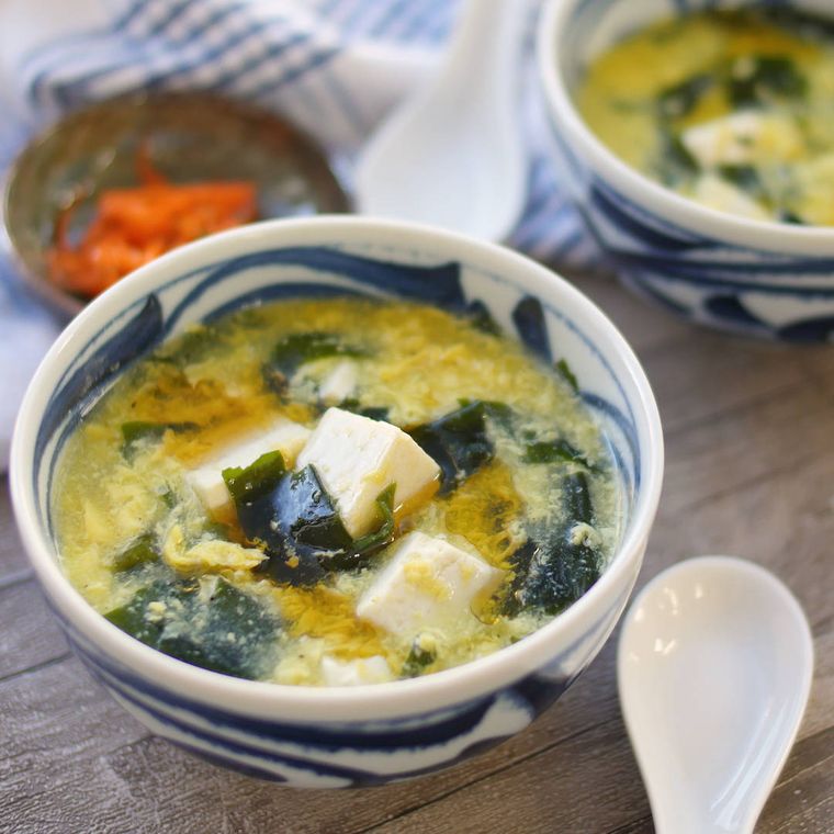 柄つきの器に入ったしょうがのとろとろ卵スープ