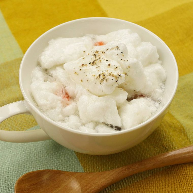 白いスープカップに入ったふんわり中華風スープ