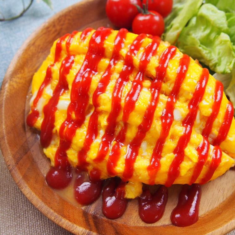 茶色の皿に盛られた豆腐のオムライス風