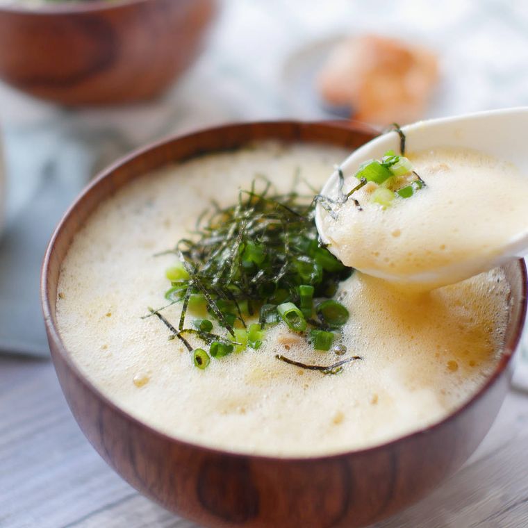 茶色のお椀に入ったふわたま鶏雑炊