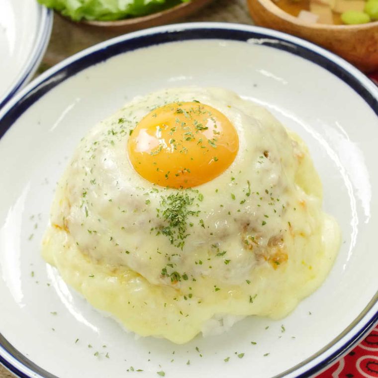 柄つきの皿に盛られた濃厚卵のチーズキーマカレー