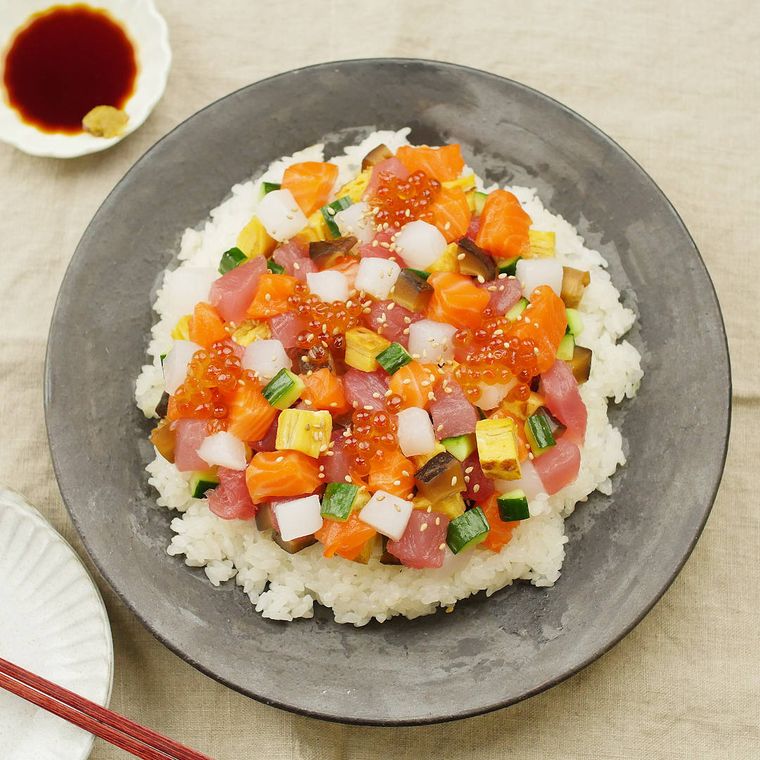 器に盛られたばらちらし