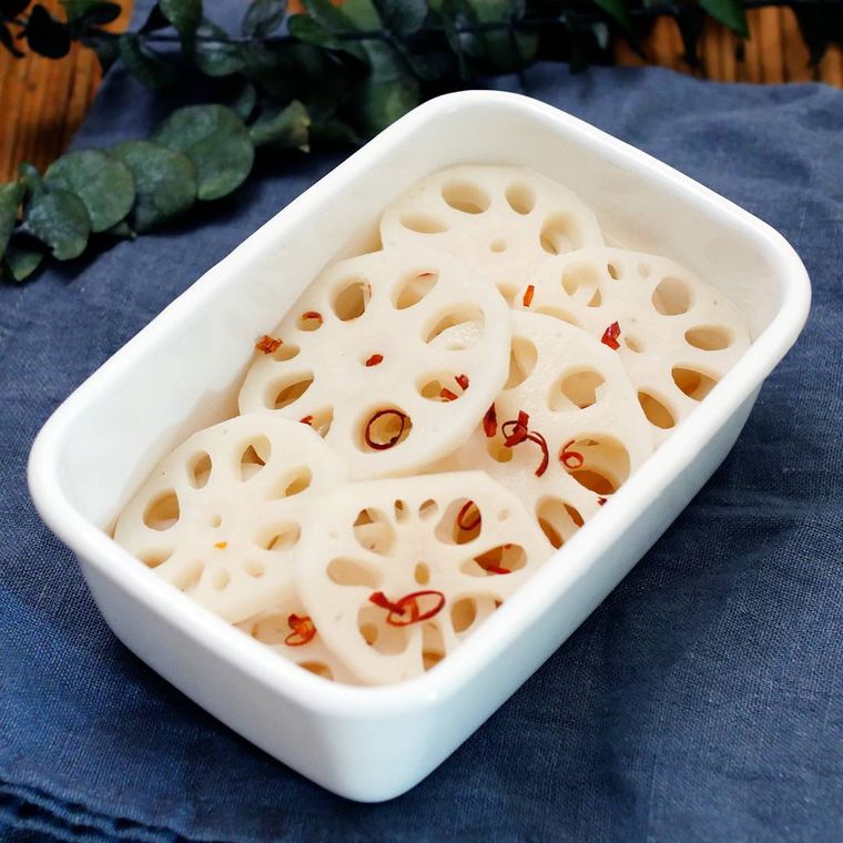 白い容器に入った酢れんこん