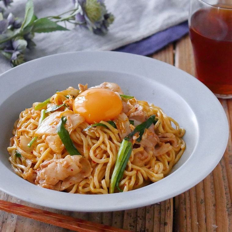 白い皿に盛りつけられた豚キムチ焼きそば