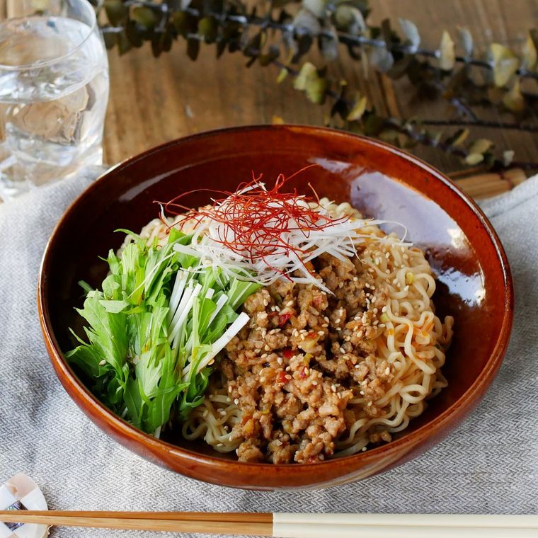 赤い器に盛りつけられたピリ辛肉味噌和え麺