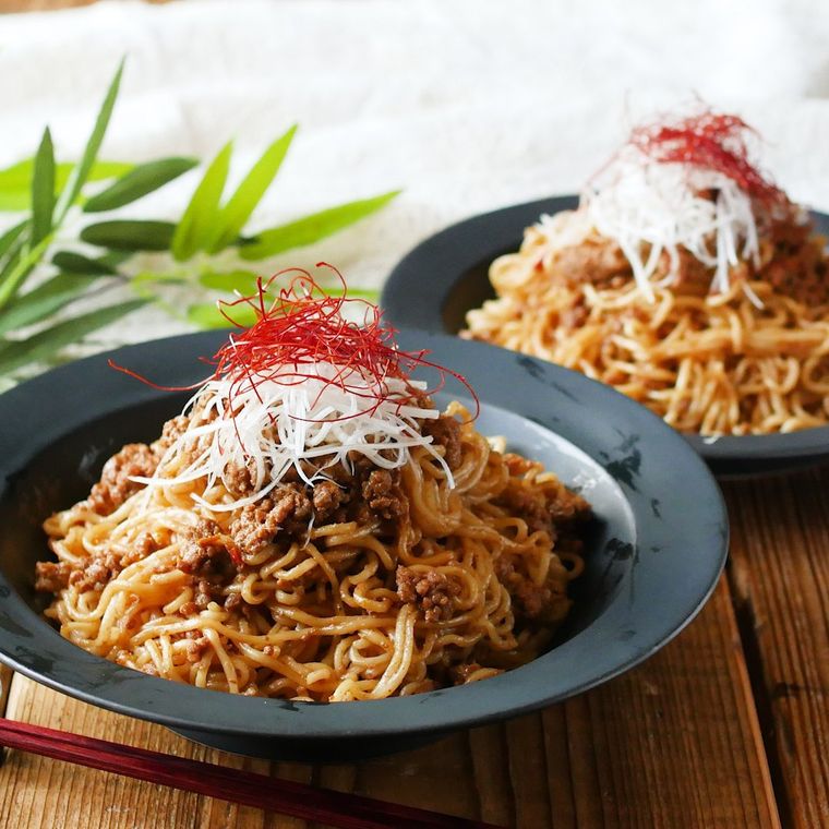 黒い皿に盛りつけられたコク深い汁なし担々麺