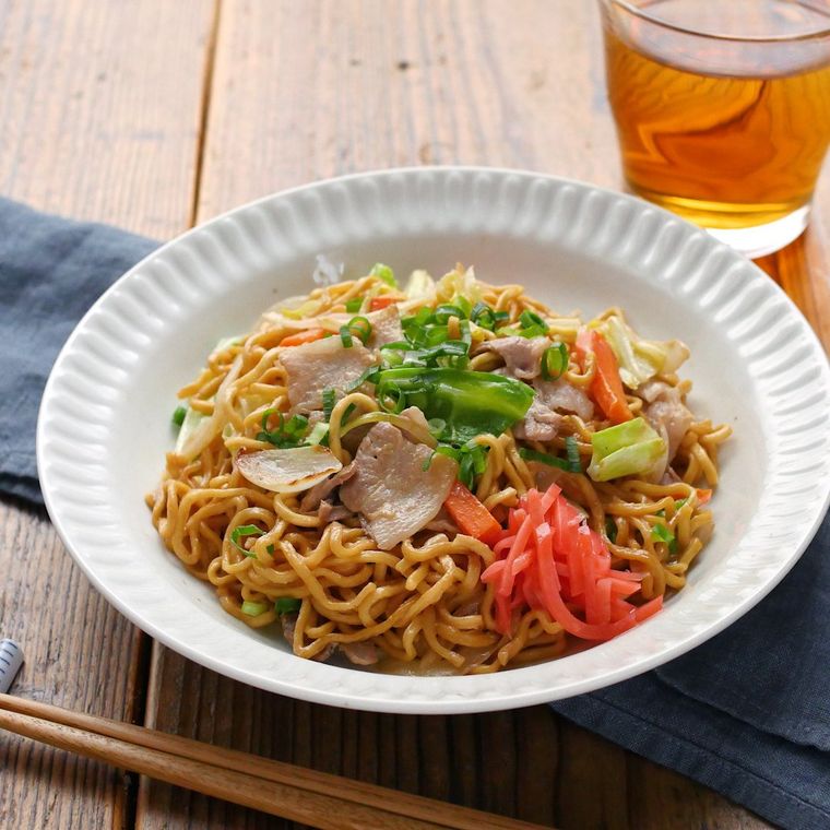 白い皿に盛りつけられた 焼きラーメン