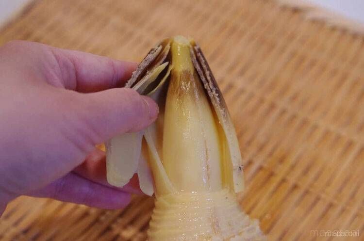 たけのこの皮をむいている様子