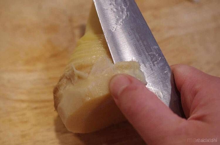 たけのこの皮を包丁でむいている様子