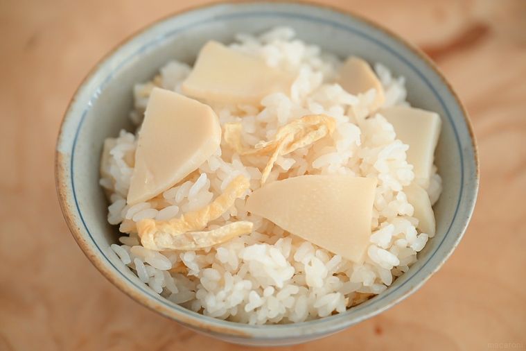 茶碗に入ったたけのこごはん