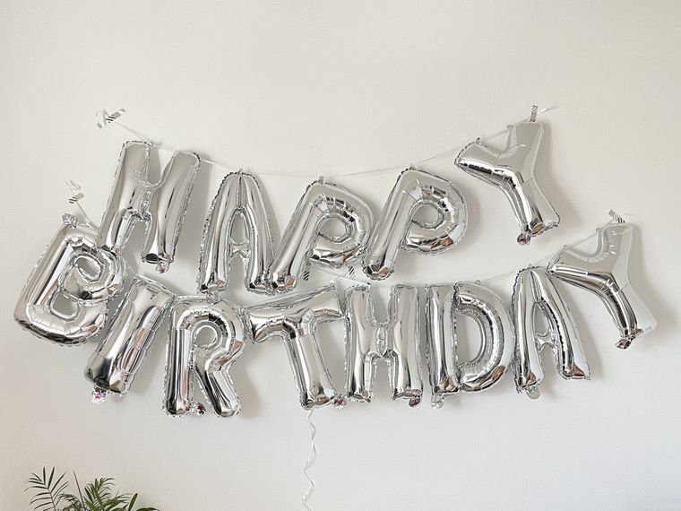 ダイソーメッセージバルーンHAPPY BIRTHDAYを膨らませた様子