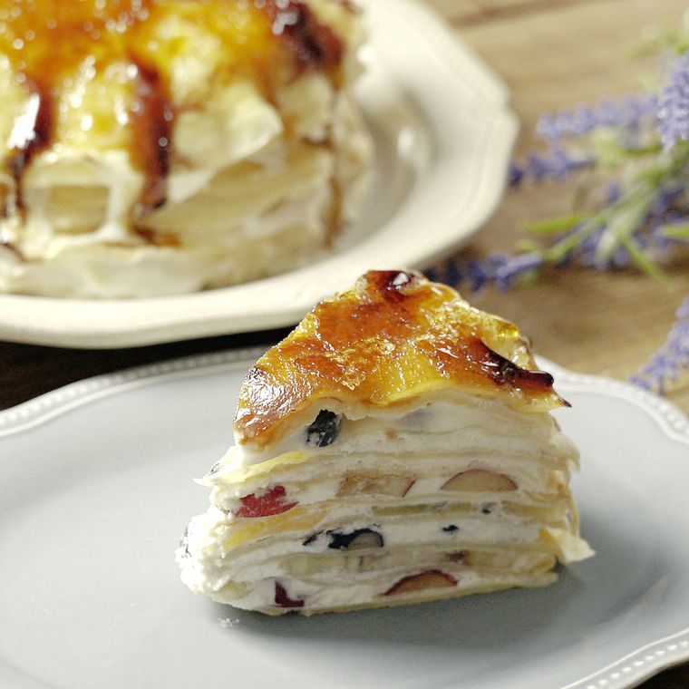 白い皿に取り分けたブリュレミルクレープ