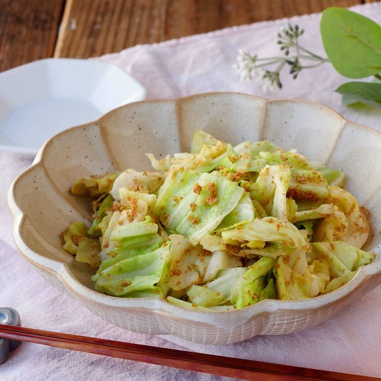 花形の皿に盛られたキャベツのごま和え