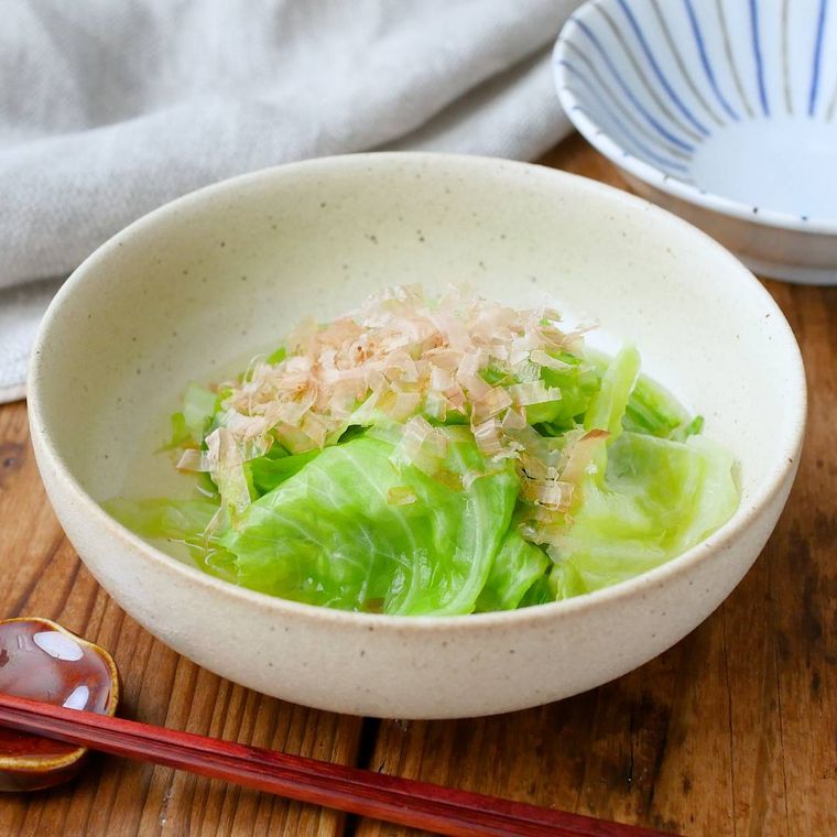 丸い小鉢に入ったキャベツのおひたし